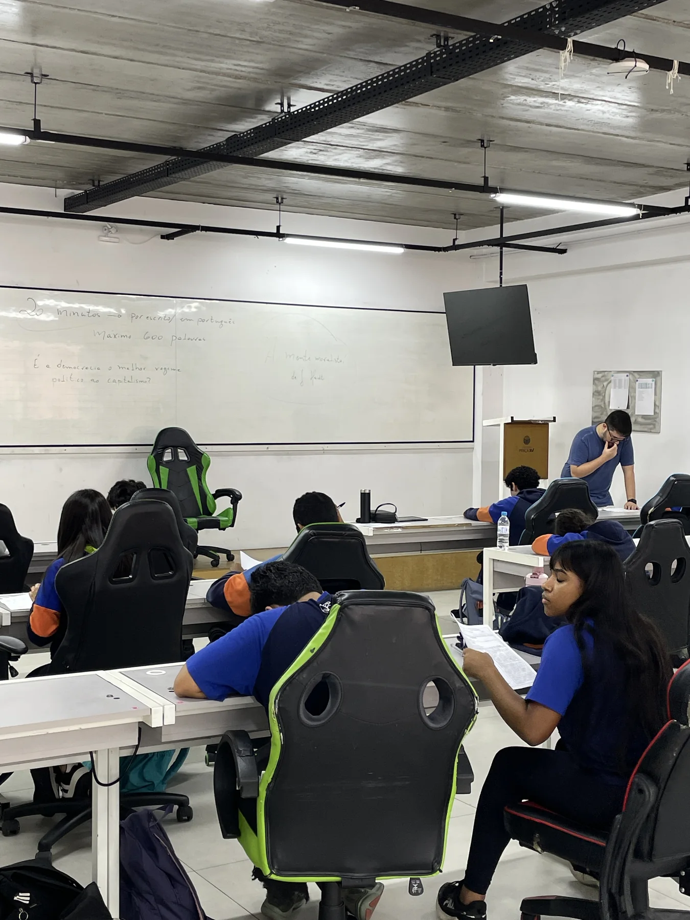 Estudantes do Colégio Praça XV em atividade pedagógica